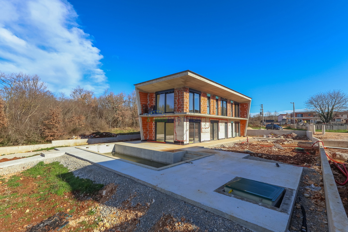 "Villa Black Beauty" čaka na svojega novega lastnika, zgrajena po metodi gradnje "ključ v roke".