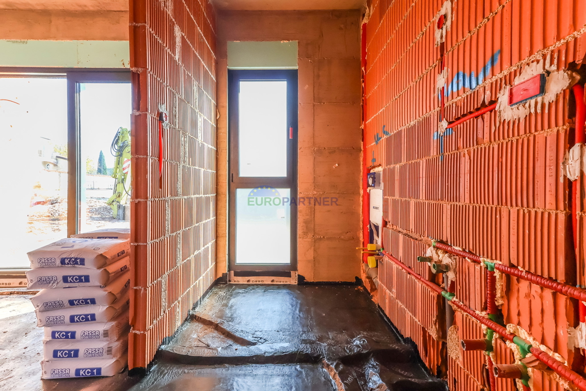 "Villa Black Beauty" čaka na svojega novega lastnika, zgrajena po metodi gradnje "ključ v roke".