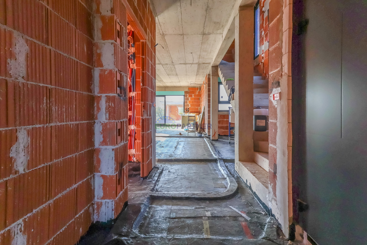 "Villa Black Beauty" čaka na svojega novega lastnika, zgrajena po metodi gradnje "ključ v roke".