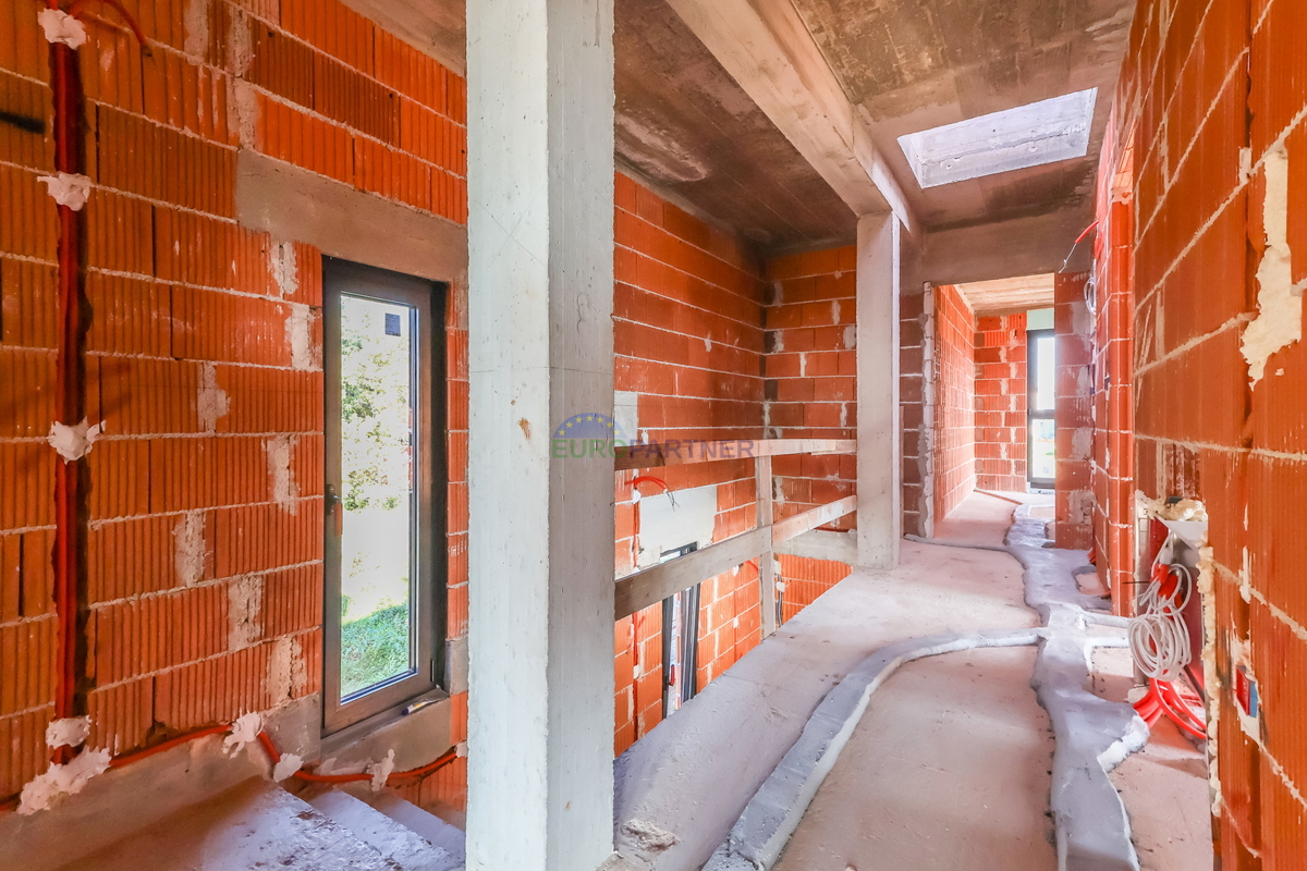 "Villa Black Beauty" čaka na svojega novega lastnika, zgrajena po metodi gradnje "ključ v roke".