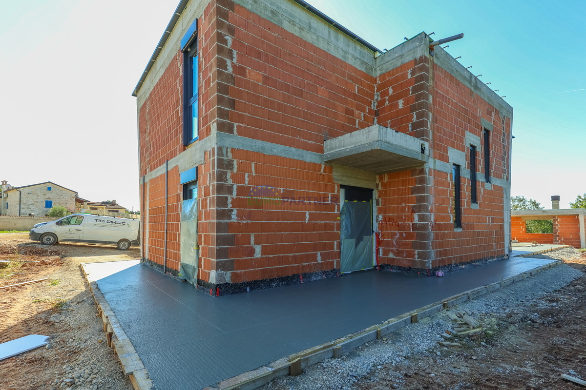 &quot;Villa Black Beauty&quot; čaka na svojega novega lastnika, zgrajena po metodi gradnje &quot;ključ v roke&quot;.