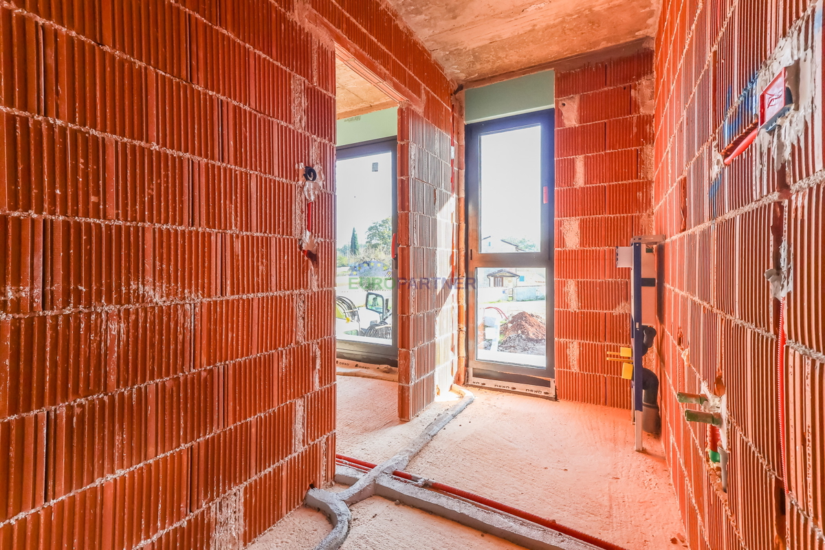 "Villa Black Beauty" čaka na svojega novega lastnika, zgrajena po metodi gradnje "ključ v roke".