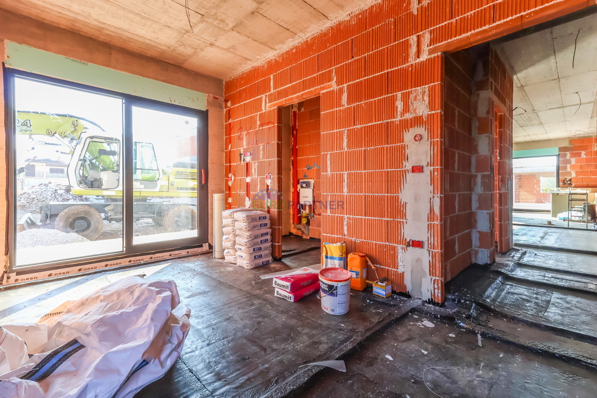 "Villa Black Beauty" čaka na svojega novega lastnika, zgrajena po metodi gradnje "ključ v roke".