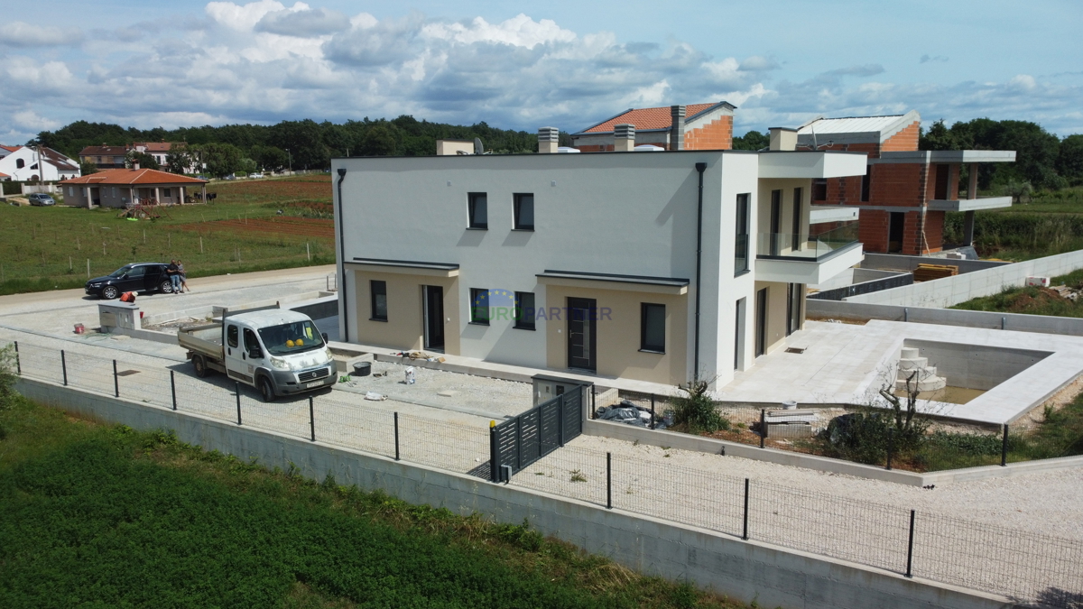 Lep dvojček moderne zasnove, Poreč, 3,5 km od morja