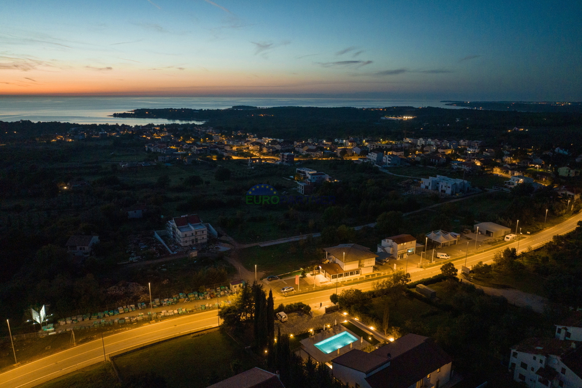 Čudovita vila s tremi luksuznimi apartmaji nedaleč od morja v Poreču