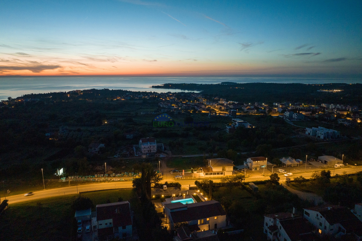 Čudovita vila s tremi luksuznimi apartmaji nedaleč od morja v Poreču