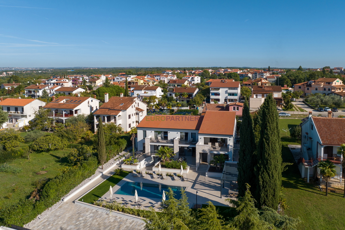 Čudovita vila s tremi luksuznimi apartmaji nedaleč od morja v Poreču