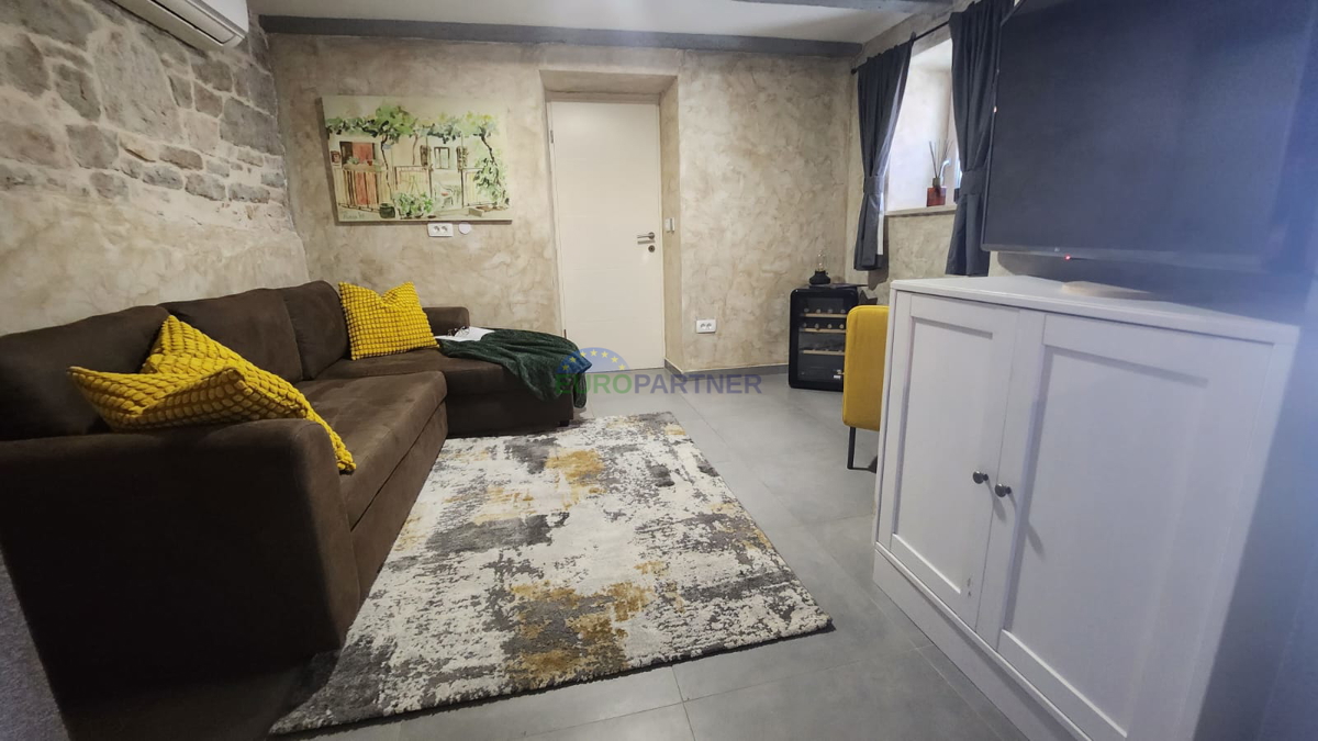 Istra, Višnjan, urejena kamnita hiša s dvema dodatnima apartmajema