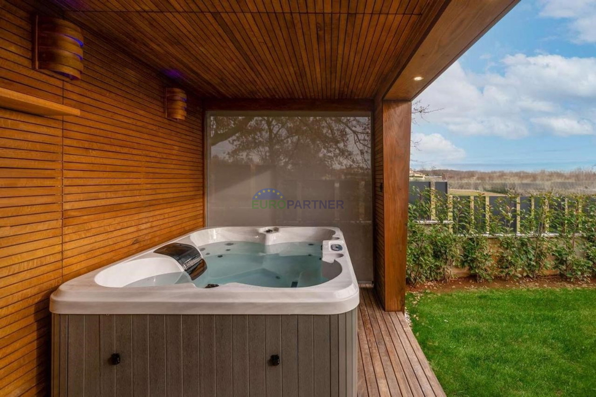 Vila s bazenom, savno in jacuzzijem, 8 km od Poreča