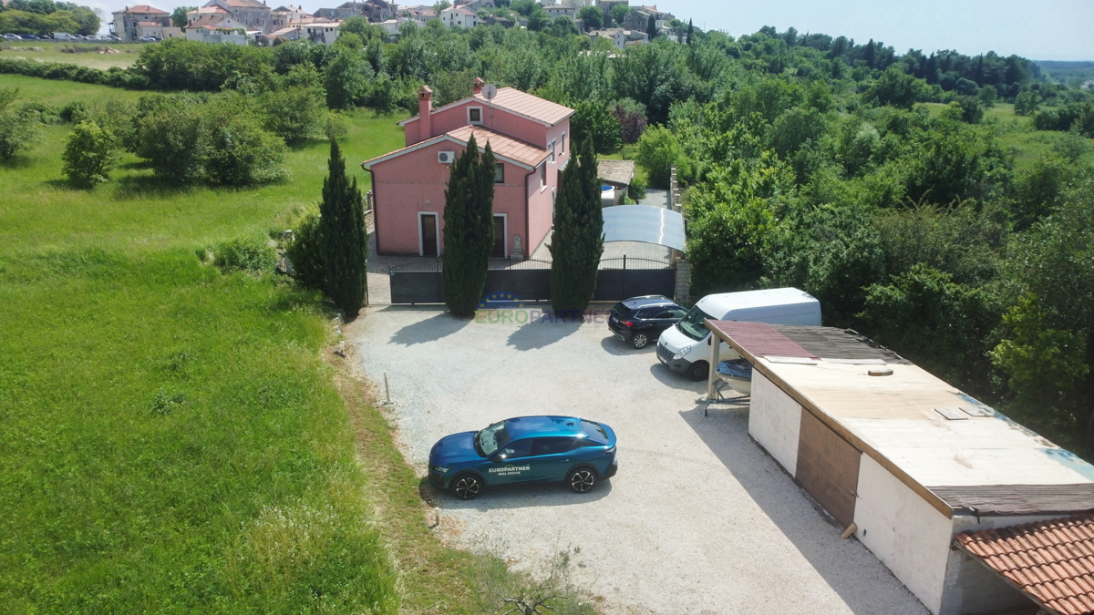 Hiša z bazenom in veliko zemljiščem, 10 km od Poreča