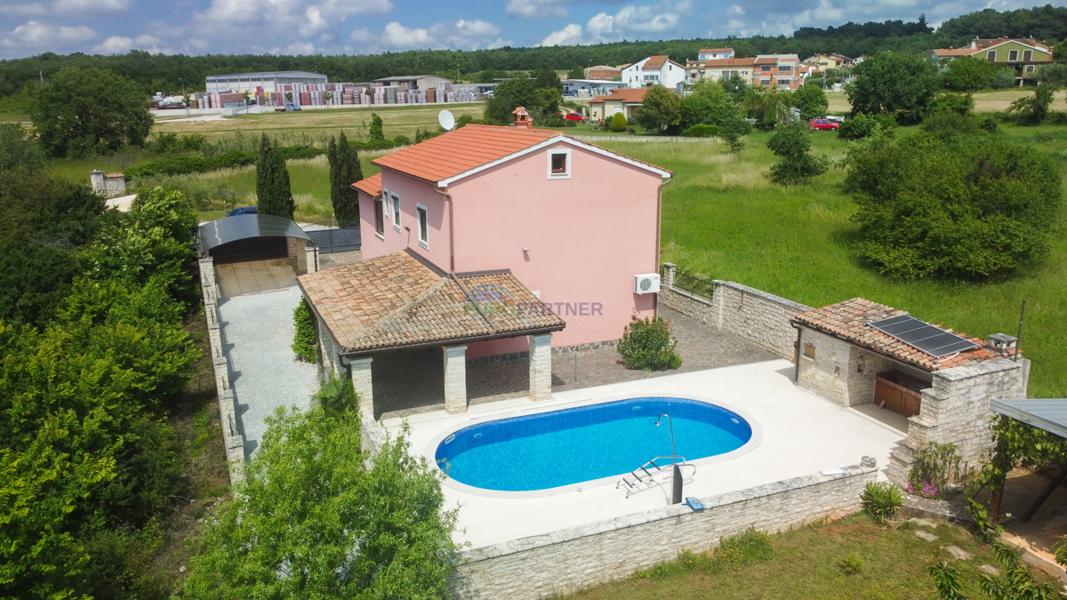 Hiša z bazenom in veliko zemljiščem, 10 km od Poreča