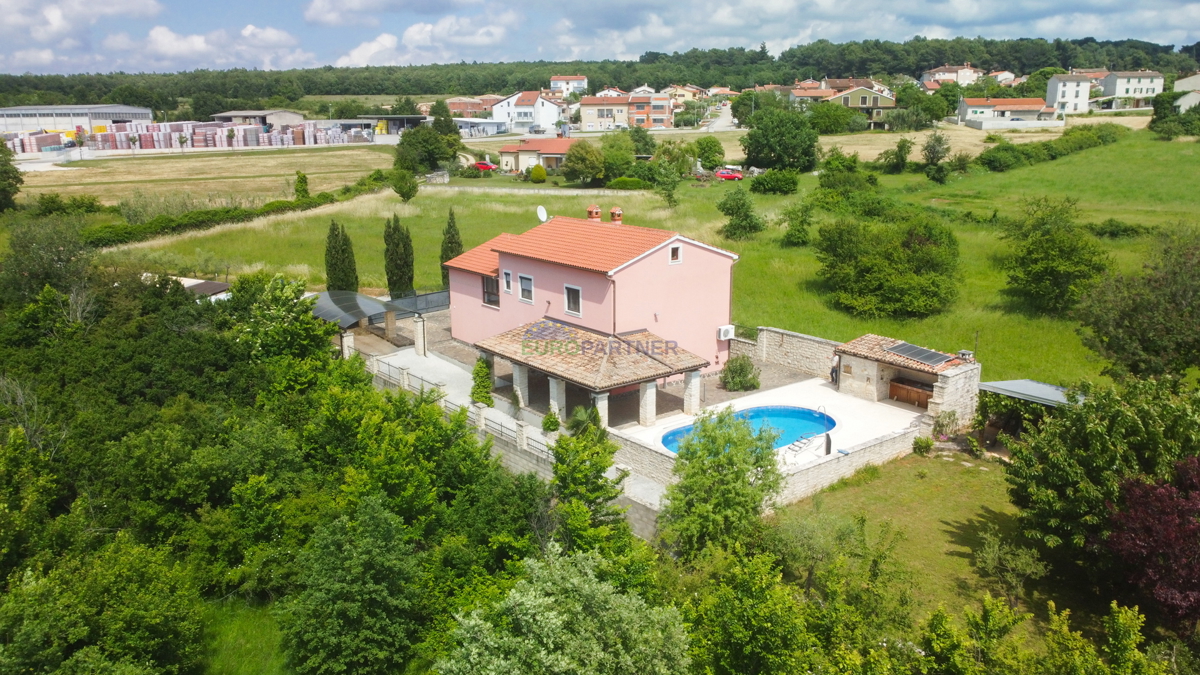 Hiša z bazenom in veliko zemljiščem, 10 km od Poreča