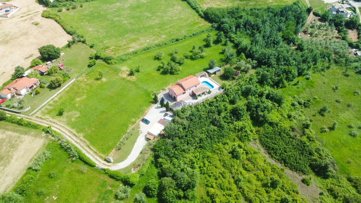 Hiša z bazenom in veliko zemljiščem, 10 km od Poreča