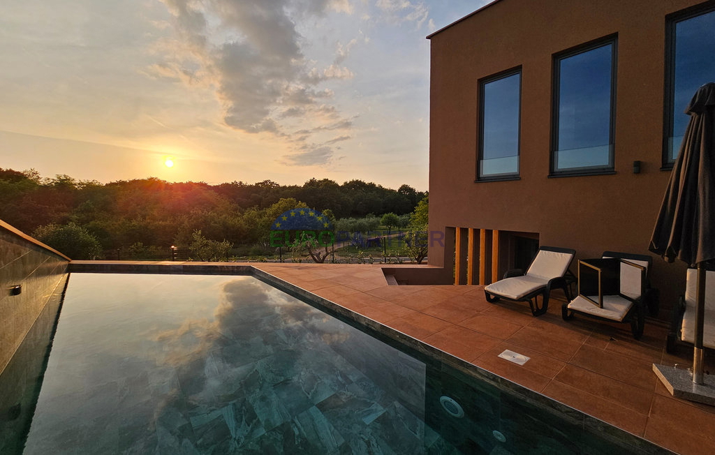 Istra, Novigrad, moderna vila s bazenom