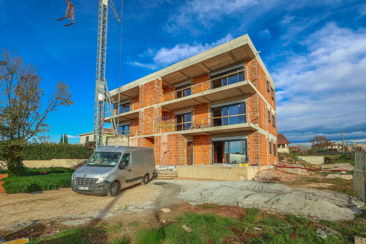 Stanovanje z vrtom 400 m2, Poreč