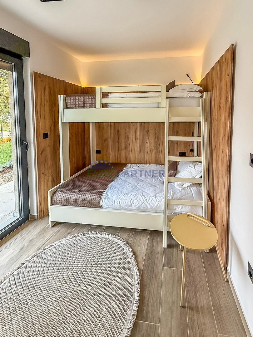 Čudovita moderna hiša z bazenom, 5 km od Poreča in morja!