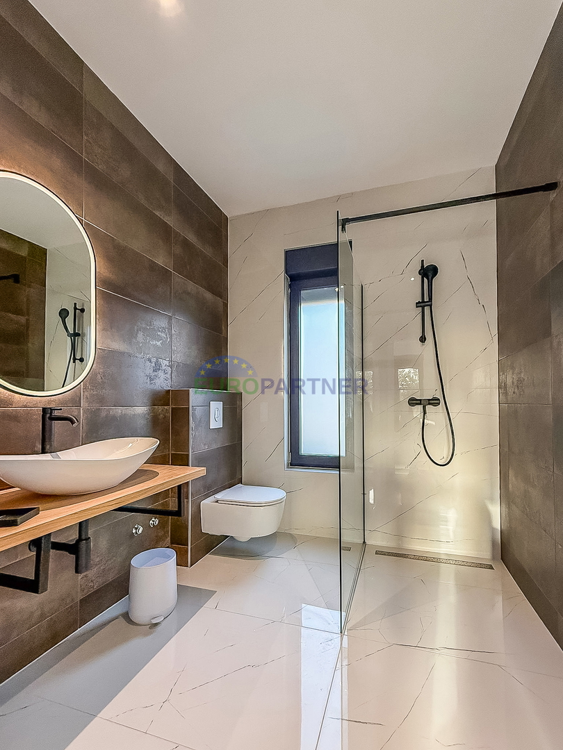 Čudovita moderna hiša z bazenom, 5 km od Poreča in morja!