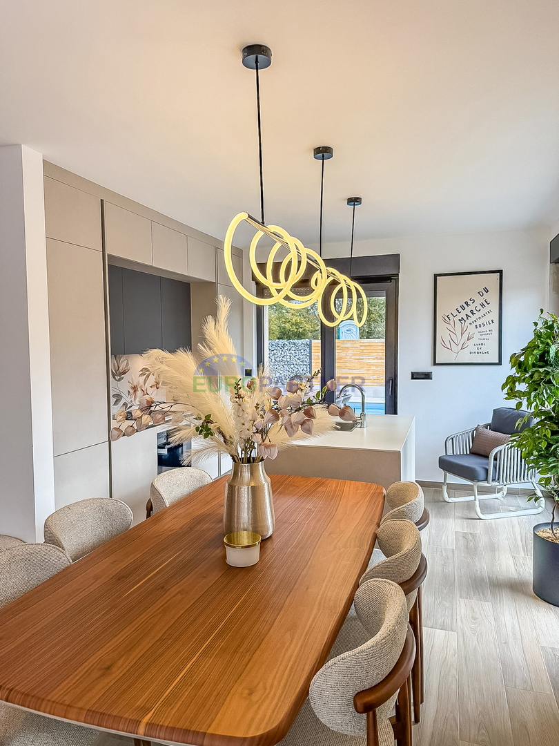 Čudovita moderna hiša z bazenom, 5 km od Poreča in morja!