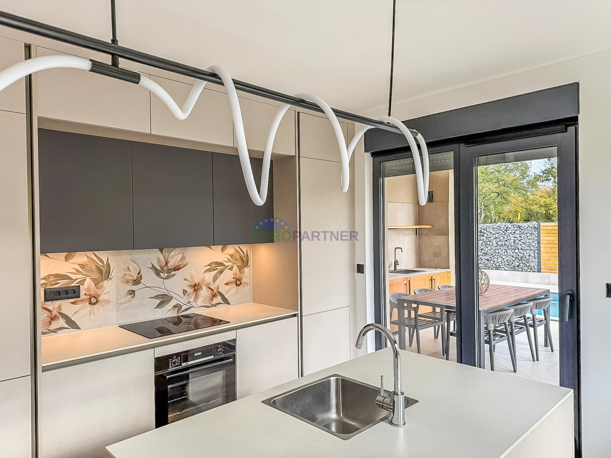 Čudovita moderna hiša z bazenom, 5 km od Poreča in morja!