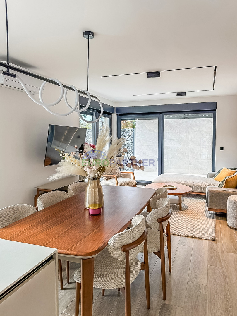 Čudovita moderna hiša z bazenom, 5 km od Poreča in morja!