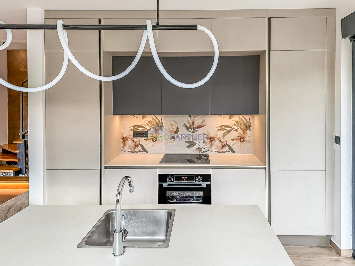 Čudovita moderna hiša z bazenom, 5 km od Poreča in morja!