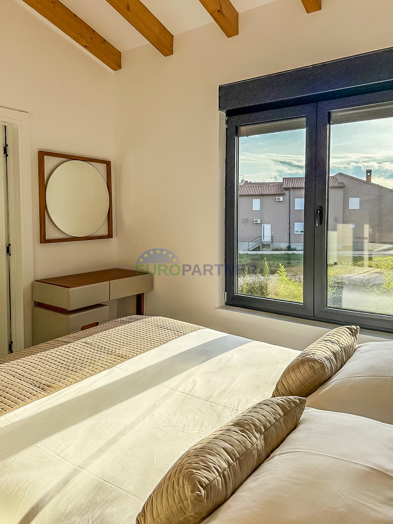 Čudovita moderna hiša z bazenom, 5 km od Poreča in morja!