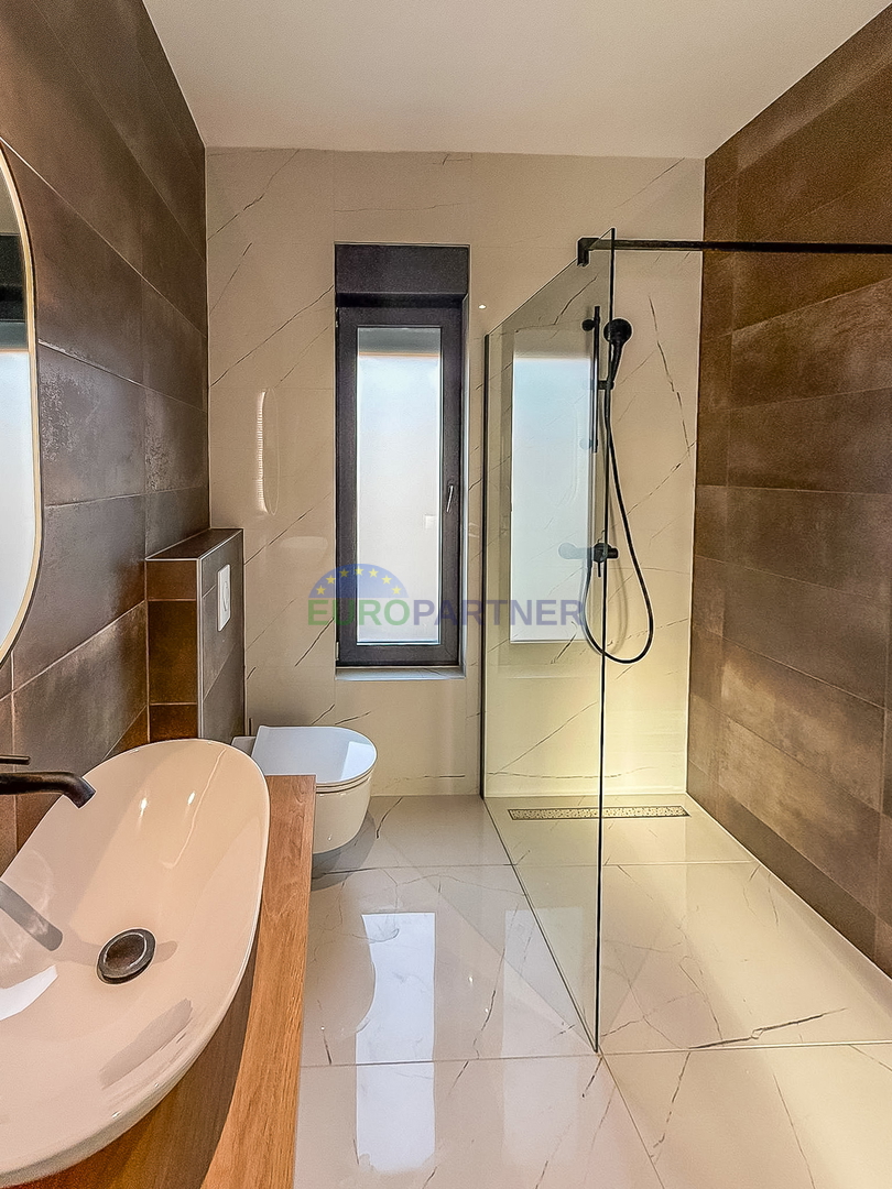 Čudovita moderna hiša z bazenom, 5 km od Poreča in morja!