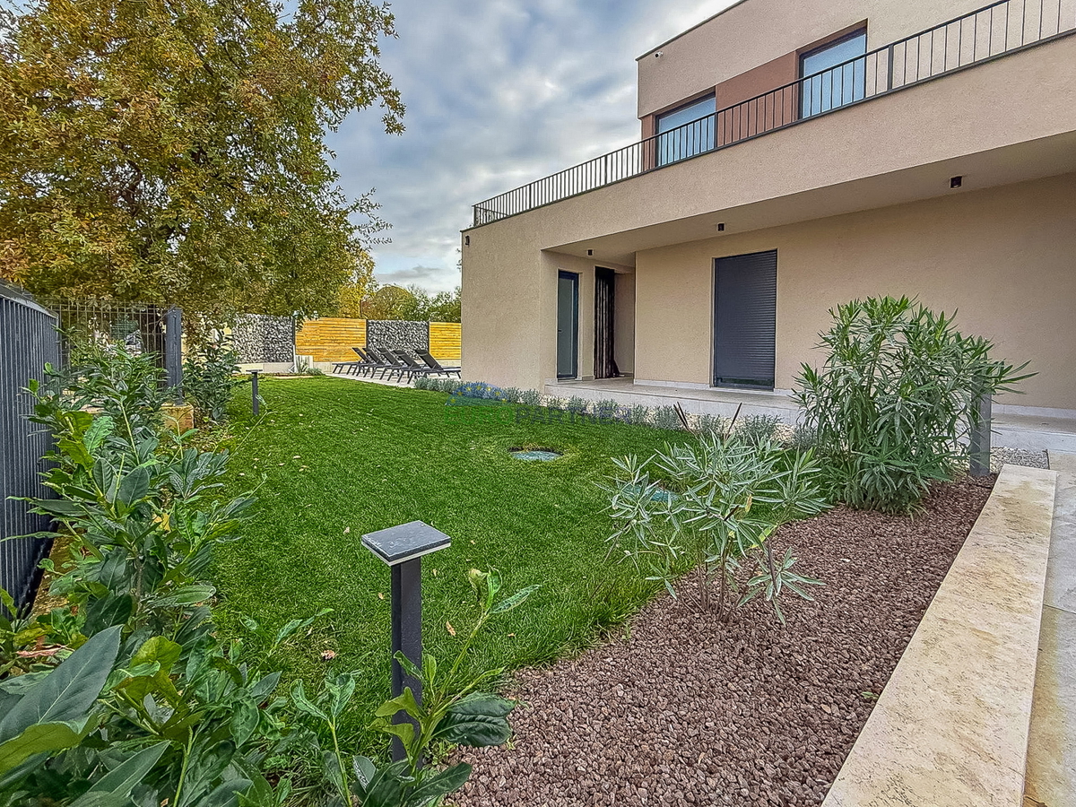 Čudovita moderna hiša z bazenom, 5 km od Poreča in morja!