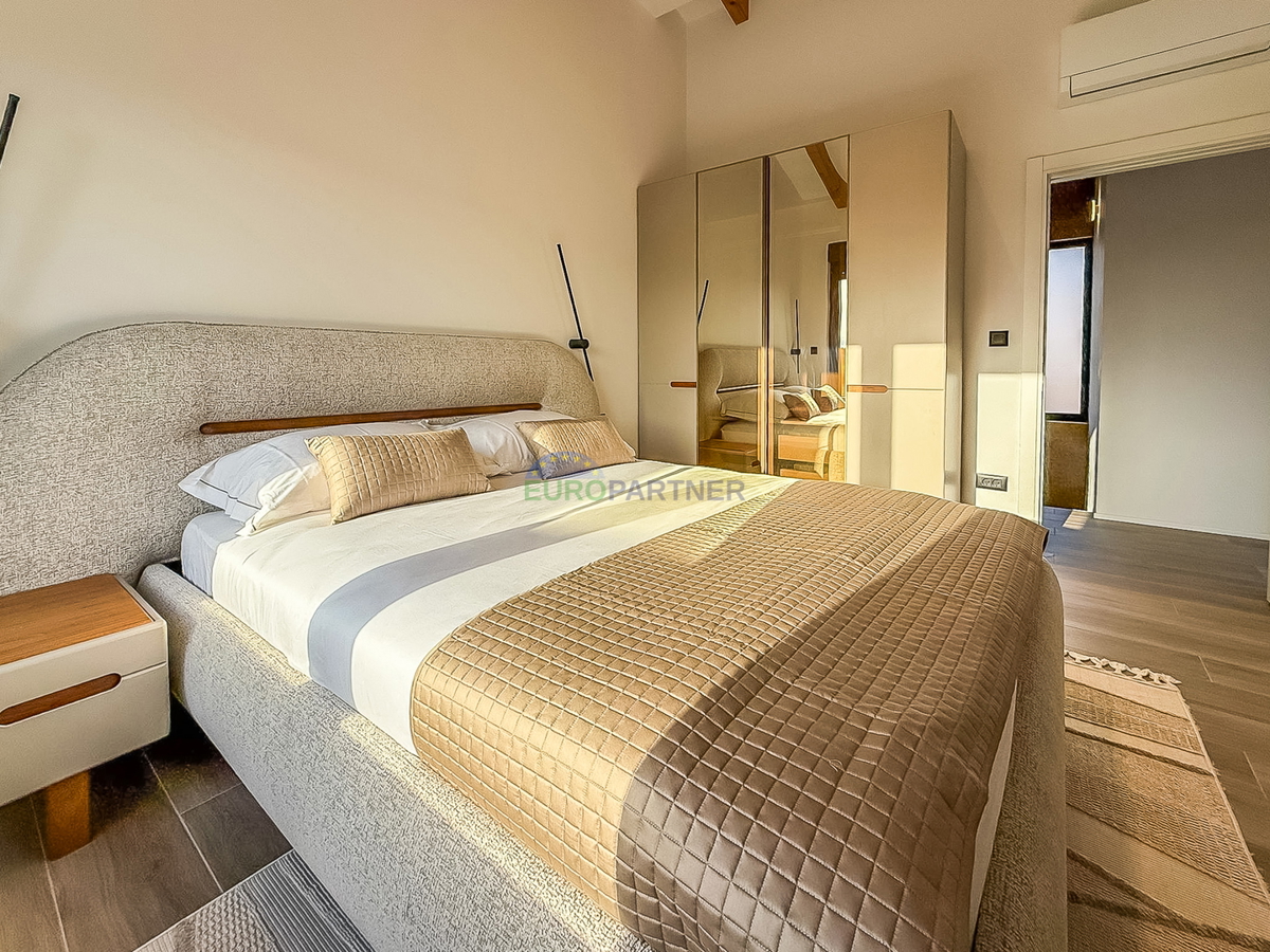 Čudovita moderna hiša z bazenom, 5 km od Poreča in morja!