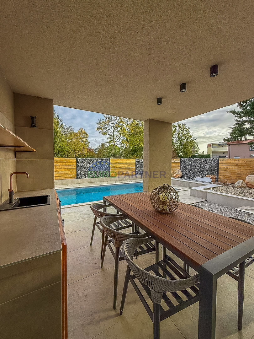 Čudovita moderna hiša z bazenom, 5 km od Poreča in morja!