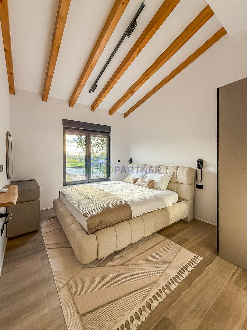 Čudovita moderna hiša z bazenom, 5 km od Poreča in morja!