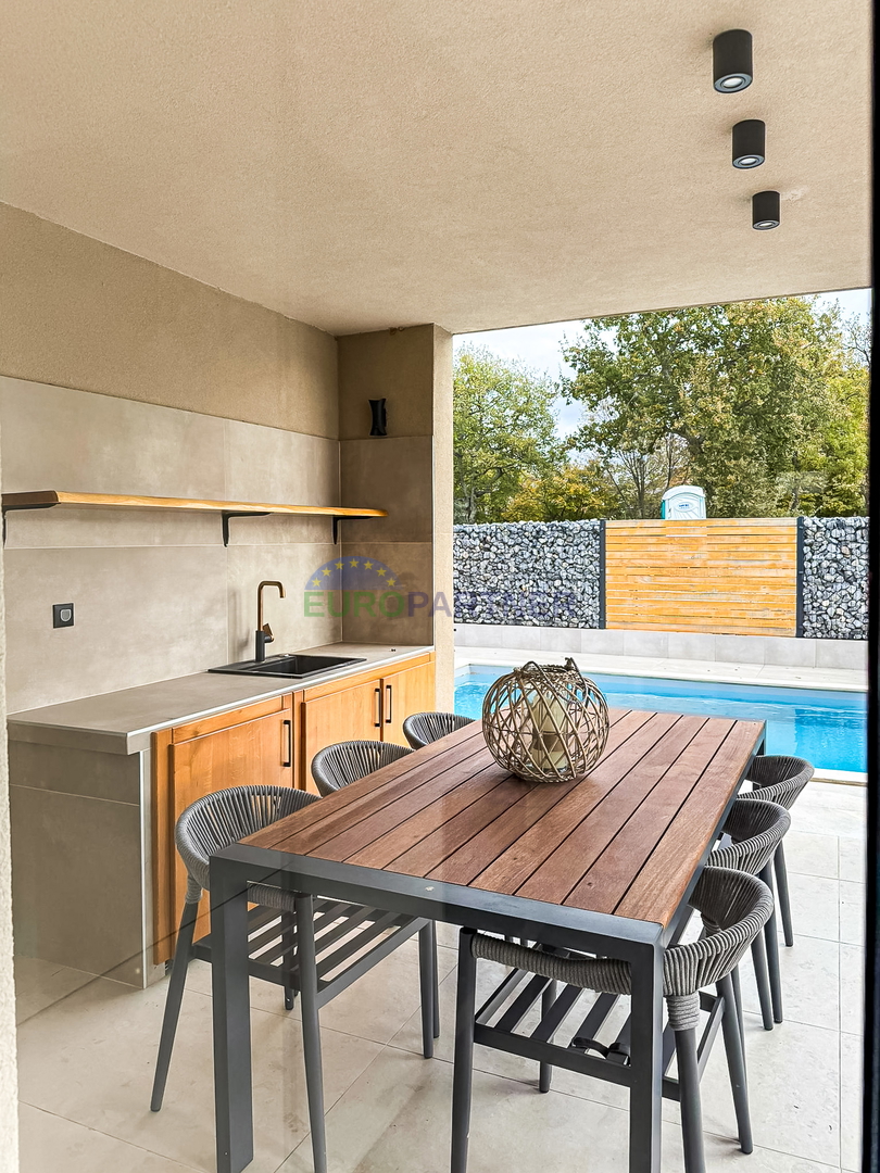 Čudovita moderna hiša z bazenom, 5 km od Poreča in morja!