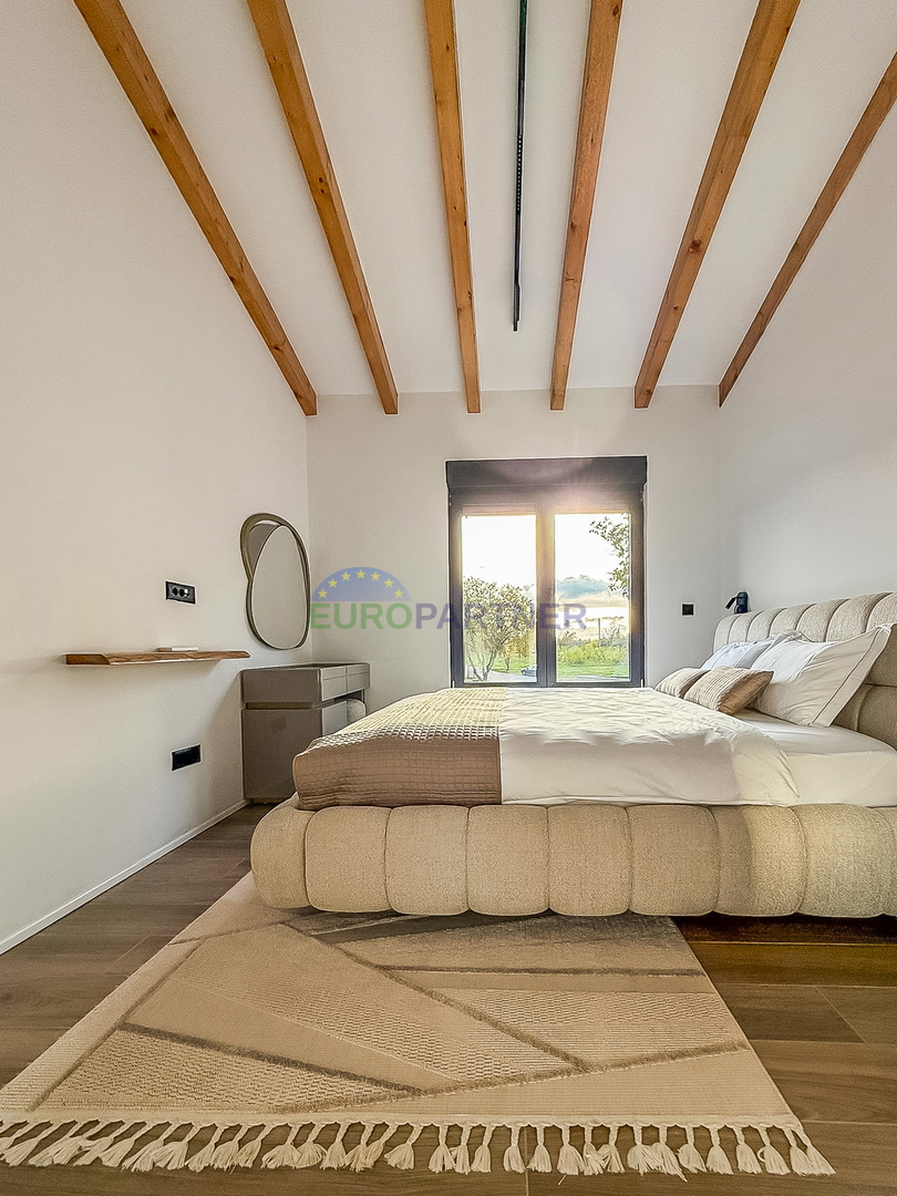 Čudovita moderna hiša z bazenom, 5 km od Poreča in morja!