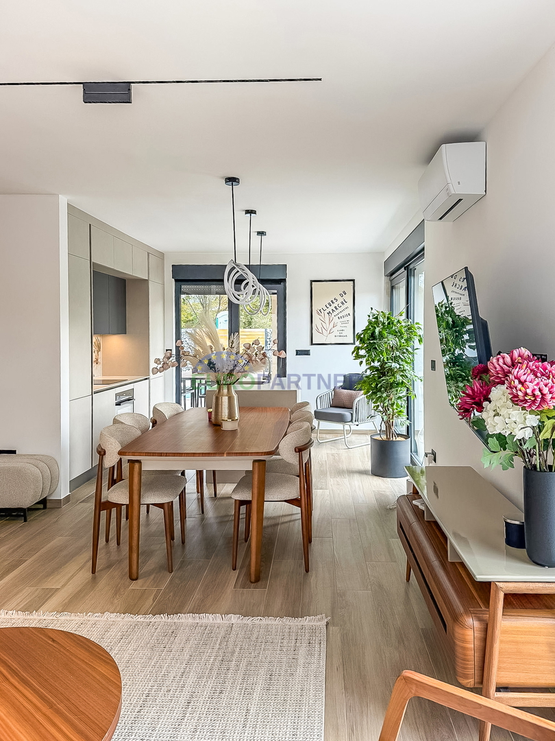 Čudovita moderna hiša z bazenom, 5 km od Poreča in morja!