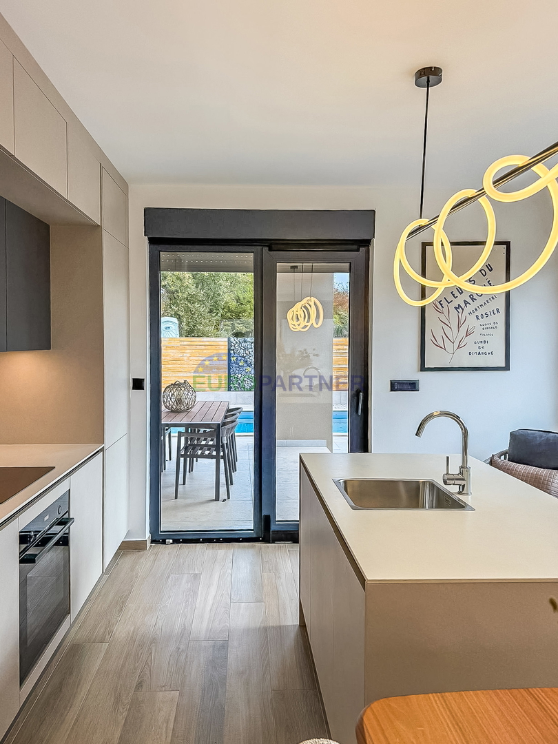 Čudovita moderna hiša z bazenom, 5 km od Poreča in morja!