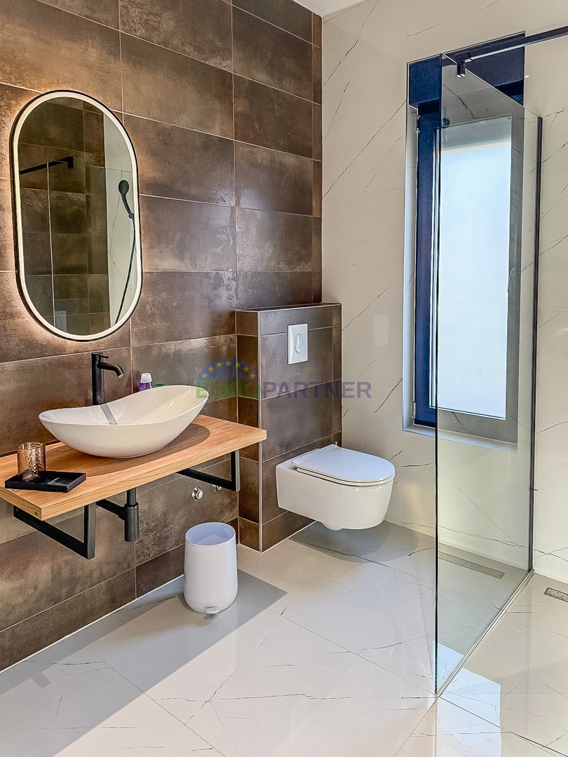 Čudovita moderna hiša z bazenom, 5 km od Poreča in morja!