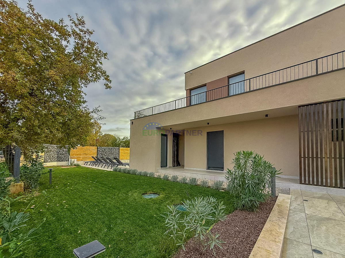 Čudovita moderna hiša z bazenom, 5 km od Poreča in morja!