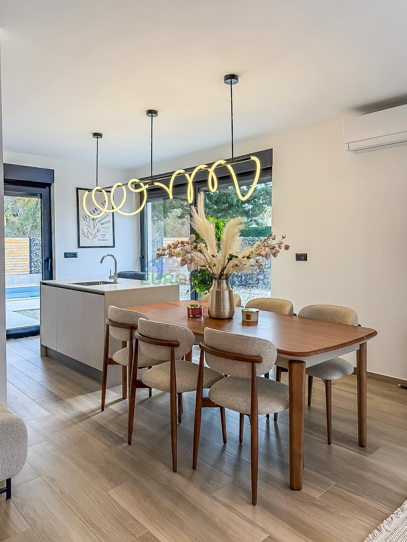 Čudovita moderna hiša z bazenom, 5 km od Poreča in morja!