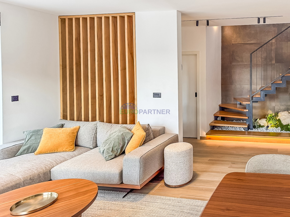 Čudovita moderna hiša z bazenom, 5 km od Poreča in morja!