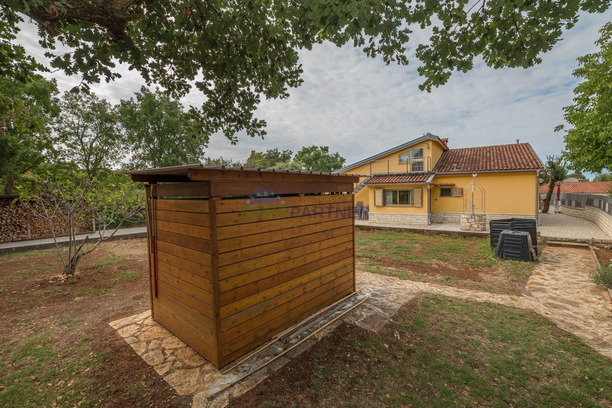 Hiša s 6600m2 vrta