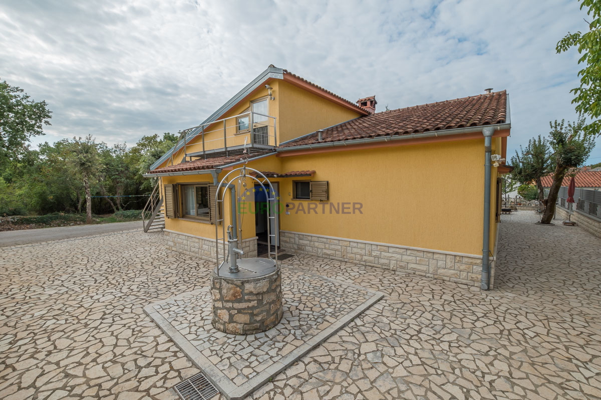 Hiša s 6600m2 vrta