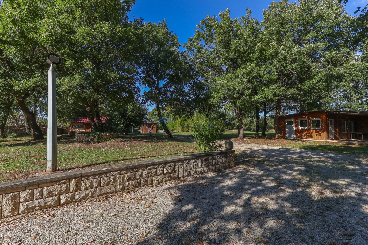 Samostojna hiša z vrtom velikosti 6600 m2, Sveti Lovreč, Istra