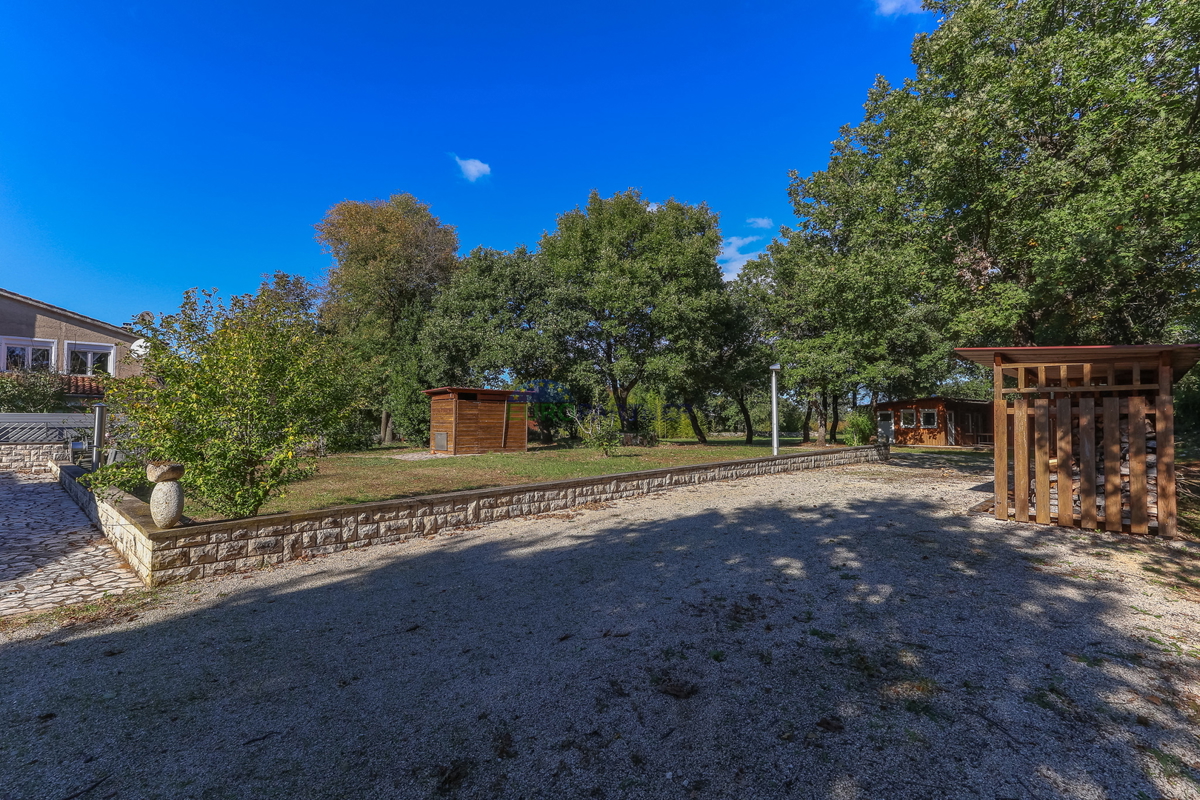 Samostojna hiša z vrtom velikosti 6600 m2, Sveti Lovreč, Istra