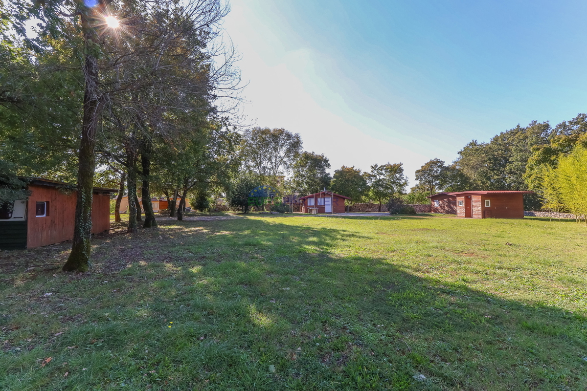 Samostojna hiša z vrtom velikosti 6600 m2, Sveti Lovreč, Istra