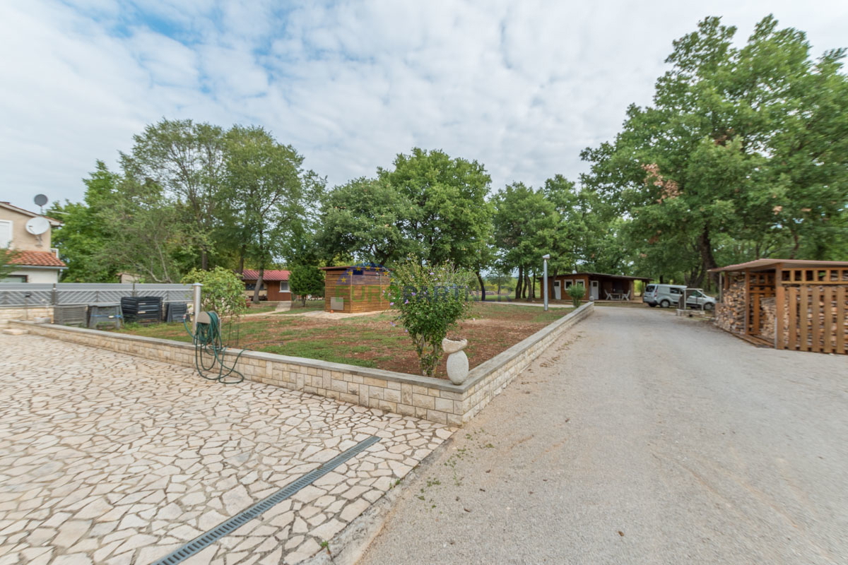 Hiša s 6600m2 vrta