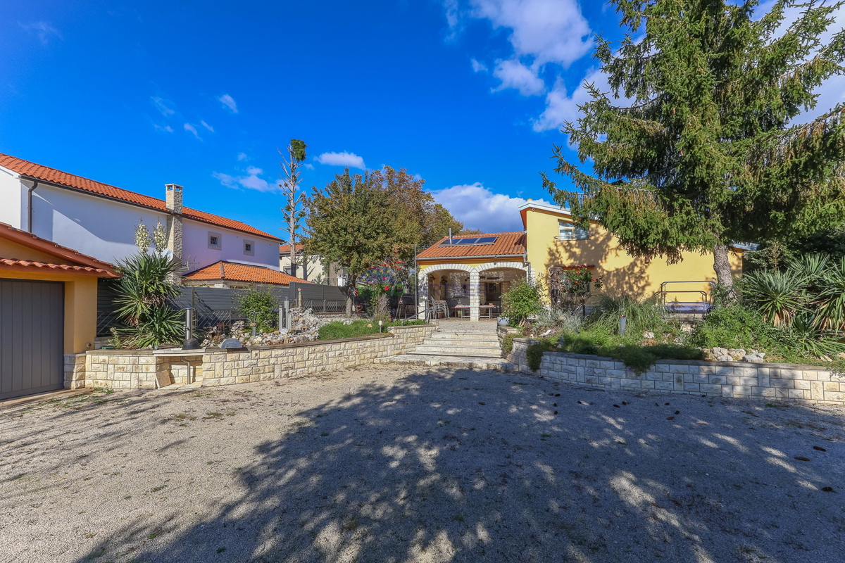 Samostojna hiša z vrtom velikosti 6600 m2, Sveti Lovreč, Istra