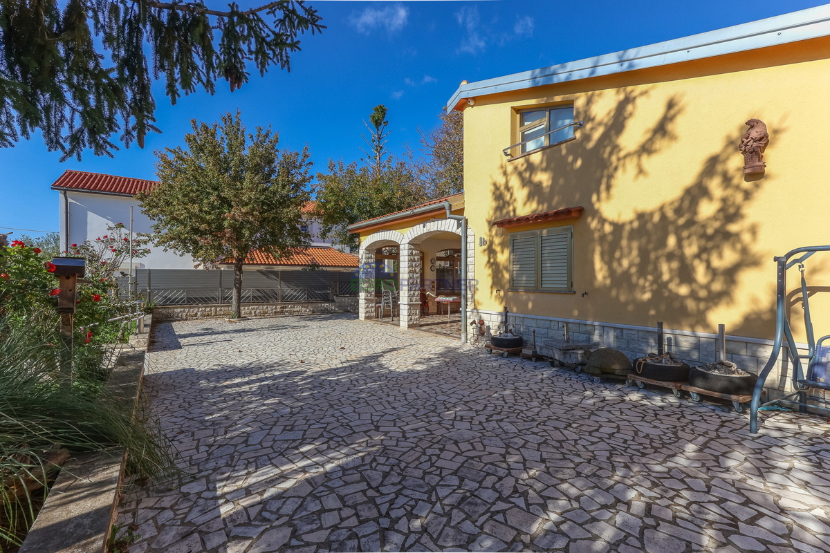 Samostojna hiša z vrtom velikosti 6600 m2, Sveti Lovreč, Istra