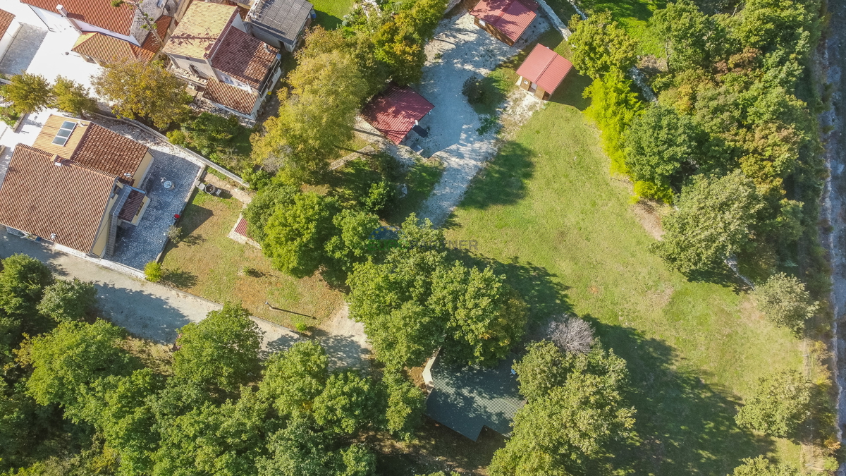 Samostojna hiša z vrtom velikosti 6600 m2, Sveti Lovreč, Istra