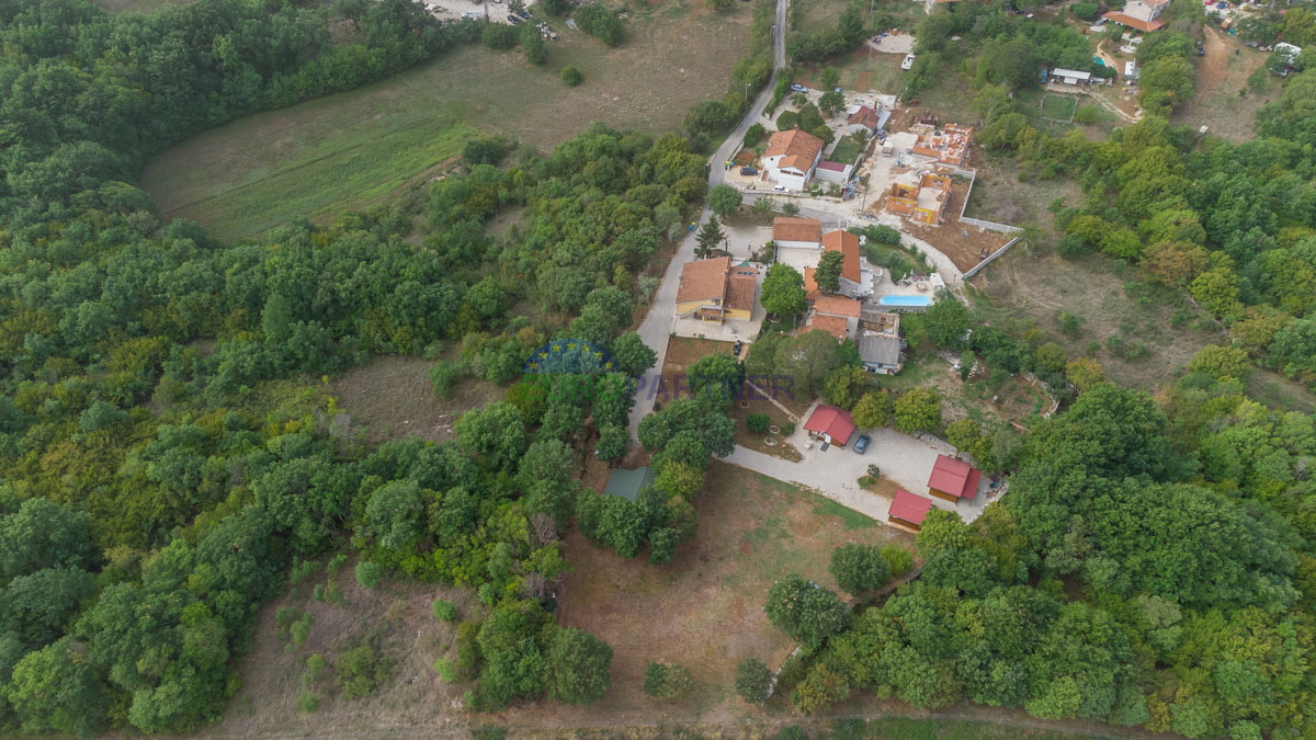 Hiša s 6600m2 vrta