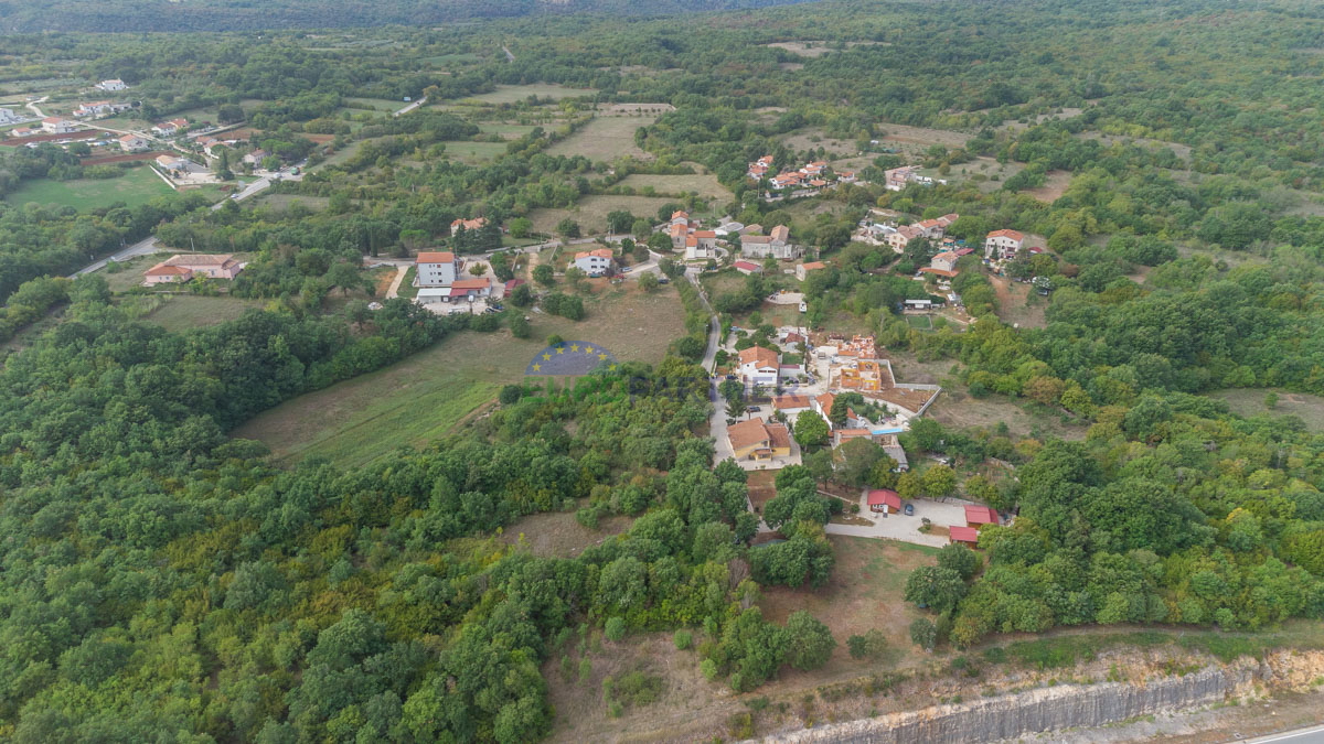 Hiša s 6600m2 vrta